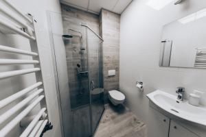 Apartamenty Kajetany 3Rooms tesisinde bir banyo