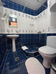 ピツンダにあるHotel ANNAの青と白のバスルーム(トイレ、シンク付)