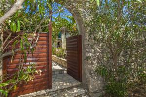 En have udenfor Holiday Home Neda