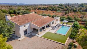 widok z lotu ptaka na dom z basenem w obiekcie Finca CAN LLORENC by Mallorca Villa Selection w miejscowości Cala Romantica