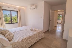 Łóżko lub łóżka w pokoju w obiekcie Finca CAN LLORENC by Mallorca Villa Selection