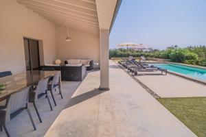 Basen w obiekcie Finca CAN LLORENC by Mallorca Villa Selection lub w pobliżu