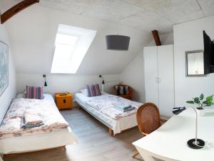 a bedroom with two beds and a window at Louiselund Bed & Breakfast in Haderslev