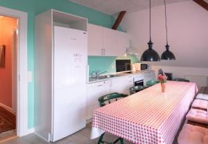 Kuchyň nebo kuchyňský kout v ubytování Louiselund Bed & Breakfast