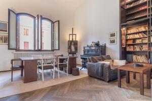 una sala de estar con un sofá y una mesa en Red House close to @Accademia Bridge, en Venecia