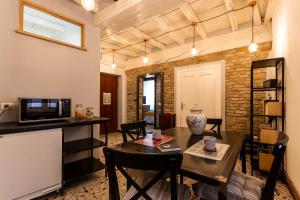 a living room with a table and a microwave at Maison di Lidia - Smart Holiday in Mantova