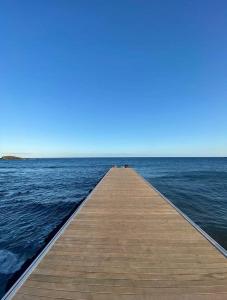 アリナガにあるRincón Mirador Risco Verdeの海の真ん中の木造桟橋
