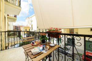 a balcony with a wooden bench on a balcony at La Maison du Grand Tour in Cava deʼ Tirreni