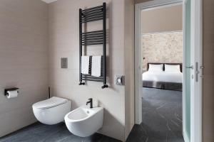a bathroom with a toilet and a bed at Hotel Poerio 25 Boutique Stay in Naples