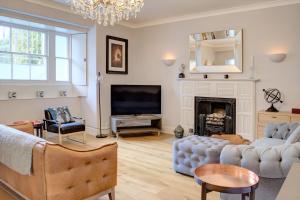 sala de estar con sofá y chimenea en 7 Lansdown - By Luxury Apartments en Cheltenham
