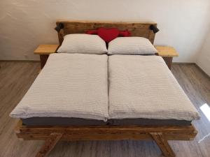 Una cama o camas en una habitación de Gasthof Wachmann Ferienwohnung