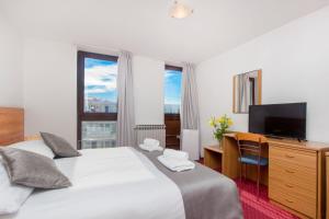 Postel nebo postele na pokoji v ubytování Hotel Jadran Šibenik