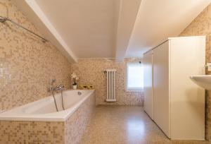 un baño con bañera y lavabo en Red House close to @Accademia Bridge, en Venecia 40 fotos más