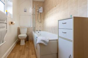 un bagno con un water, una vasca e un lavandino di The Olde Forge Hotel a Hailsham