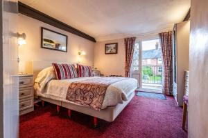 una camera da letto con un letto e una finestra di The Olde Forge Hotel a Hailsham