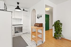 Bright, Central & Modern apartment tesisinde mutfak veya mini mutfak