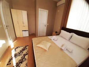 Ένα ή περισσότερα κρεβάτια σε δωμάτιο στο KU&NA HOTEL BELSH