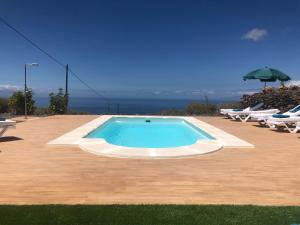 The swimming pool at or close to Finca Los Llanitos