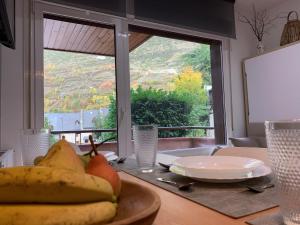 einen Tisch mit einem Obstteller auf einem Tisch mit einem Fenster in der Unterkunft Apartament reformat i acollidor a Vielha, ben ubicat in Betrén