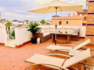 Balkón alebo terasa v ubytovaní Casa Beth Villamartin 2 Bedroom/ 2 Bathroom with Pool