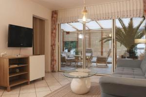 Ferienhaus Mey في باد سالزونغين: غرفة معيشة مع أريكة وتلفزيون وطاولة