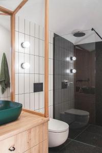 Kúpeľňa v ubytovaní Domki MODERN Jezioro Nyskie