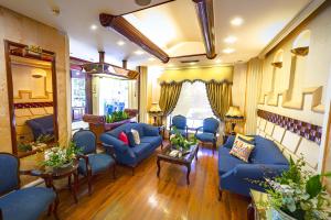 安曼康福特套房酒店的配有蓝色沙发和椅子的大客厅