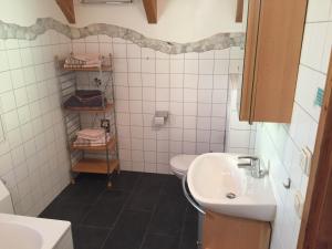 A bathroom at Alpenferienhaus Sophia Még 36 kép
