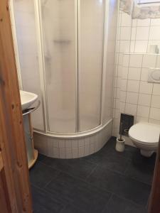 A bathroom at Alpenferienhaus Sophia