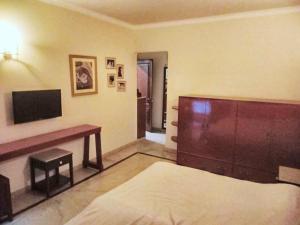 Televisyen dan/atau pusat hiburan di Captivating 2-Bed Apartment in New Delhi