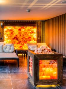 Ein Sitzbereich in der Unterkunft Alpenlove - Adult SPA Hotel