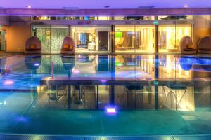 Der Swimmingpool an oder in der Nähe von Alpenlove - Adult SPA Hotel
