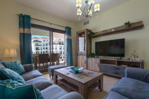 een woonkamer met een bank en een tv bij Marina duquesa836 in Castillo de Sabinillas