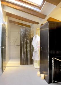 una habitación con ducha y una camisa blanca en un maniquí en Hotel Las Treixas, en Puebla de Sanabria
