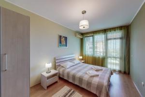 una camera da letto con un letto e una grande finestra di Apartments at Lighthouse Golf by Parnas Estate a Balchik Altre 73 foto