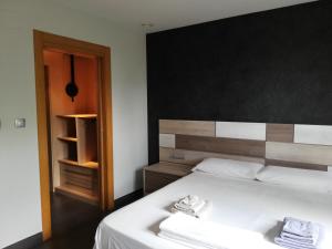 ein Schlafzimmer mit einem Bett mit weißen Handtüchern darauf in der Unterkunft casa con vistas en Agost in Agost