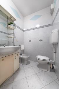 un baño con inodoro y lavabo en Al Vittoriale 3 by Wonderful Italy, en Gardone Riviera 18 fotos más
