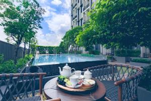 Бассейн в Q Box Hotel Bangkok Blossom SHA Plus или поблизости