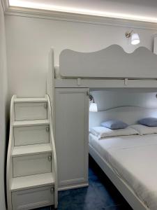 1 dormitorio con 1 litera y 1 cama blanca en CASA CAMILLA en Chioggia