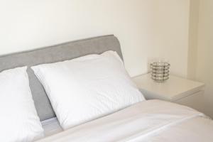 Postel nebo postele na pokoji v ubytování Cozy city central flat @ Psila Alonia square