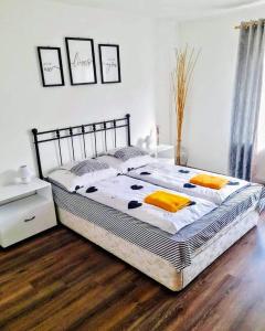 מיטה או מיטות בחדר ב-No°21 Apartman