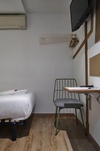 Телевизор и/или развлекательный центр в Pensión AliciaZzz Bed And Breakfast Bilbao