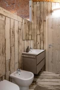 a bathroom with a sink and a toilet at Casa Pappagallo in Turin