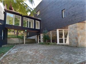 an exterior view of a house with a black roof at Семеен хотел Чекръка in Iskŭr