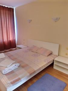 En eller flere senge i et værelse på Семеен хотел Чекръка