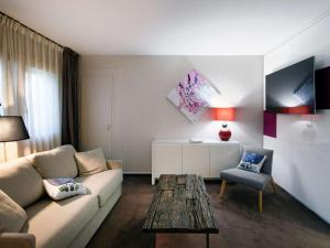 TV a/nebo společenská místnost v ubytování ibis Styles Chalon sur Saône