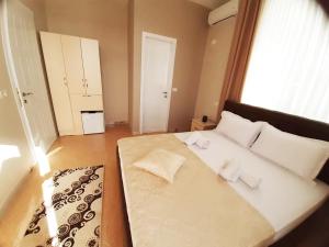 Ένα ή περισσότερα κρεβάτια σε δωμάτιο στο KU&NA HOTEL BELSH