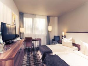 TV a/nebo společenská místnost v ubytování Mercure Hotel Saarbrücken Süd