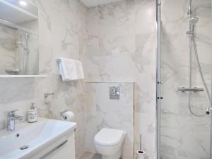 uma casa de banho com um chuveiro, um WC e um lavatório. em Apartments Sweet Escape em Dubrovnik