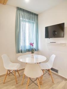 Televízia a/alebo spoločenská miestnosť v ubytovaní Apartments Sweet Escape